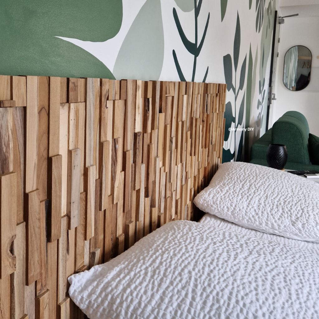 Image d'une tête de lit DIY en bois réalisée avec des parements de bois pour un thème jungle.